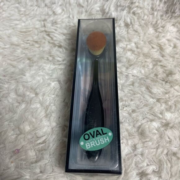 New in box Oval Blending & Contouring Brush - Picture 1 of 6